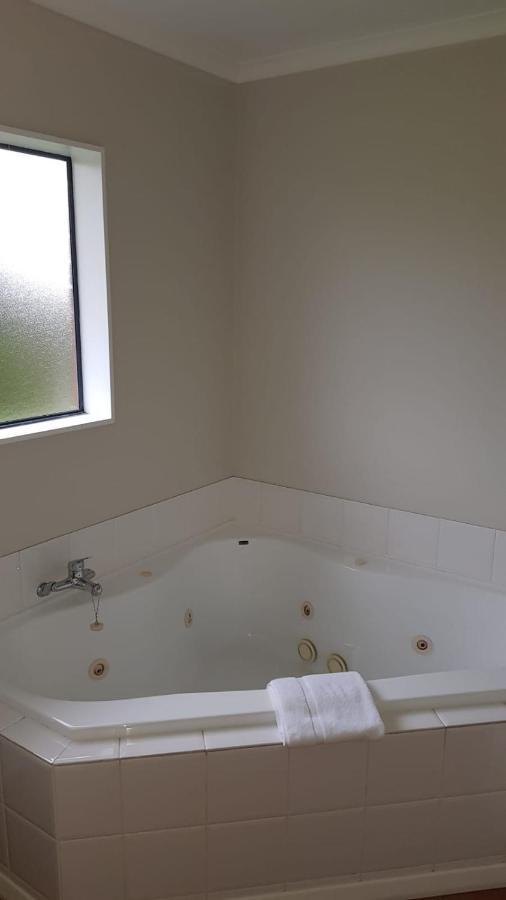 Tudor Lodge Motel Hawera Bagian luar foto