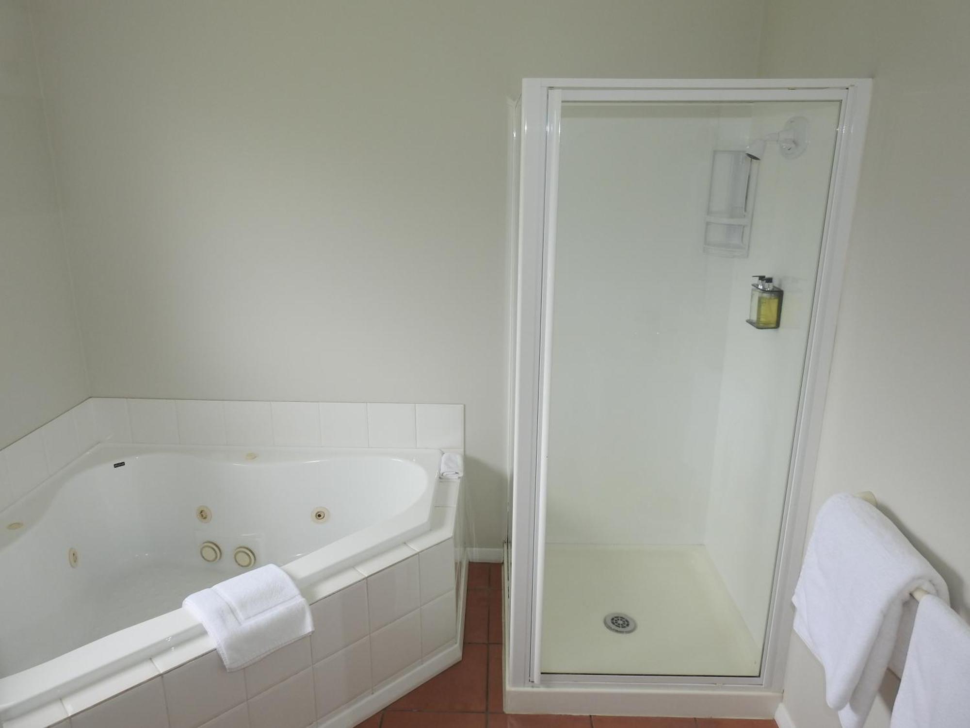Tudor Lodge Motel Hawera Bagian luar foto