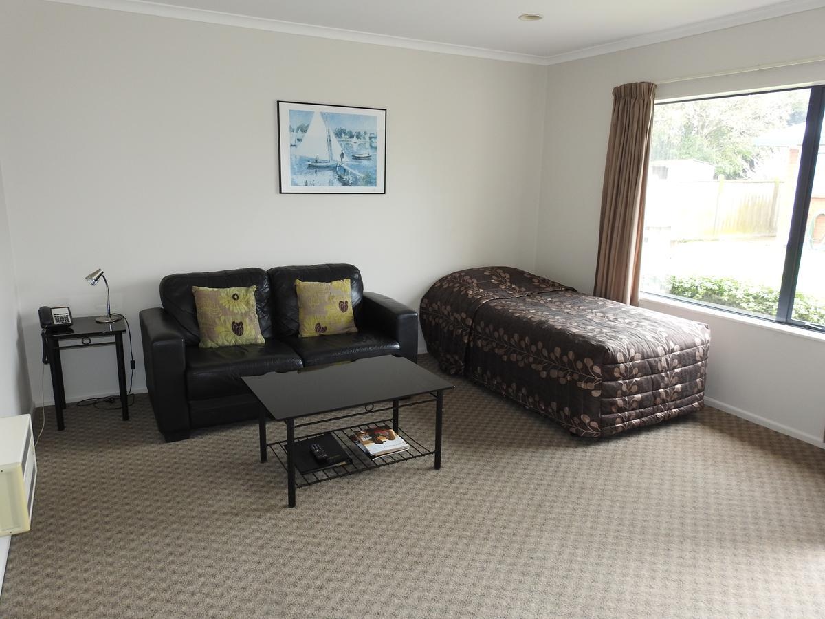 Tudor Lodge Motel Hawera Bagian luar foto