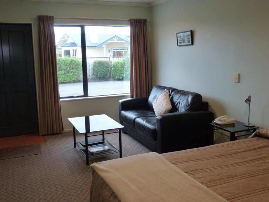 Tudor Lodge Motel Hawera Bagian luar foto