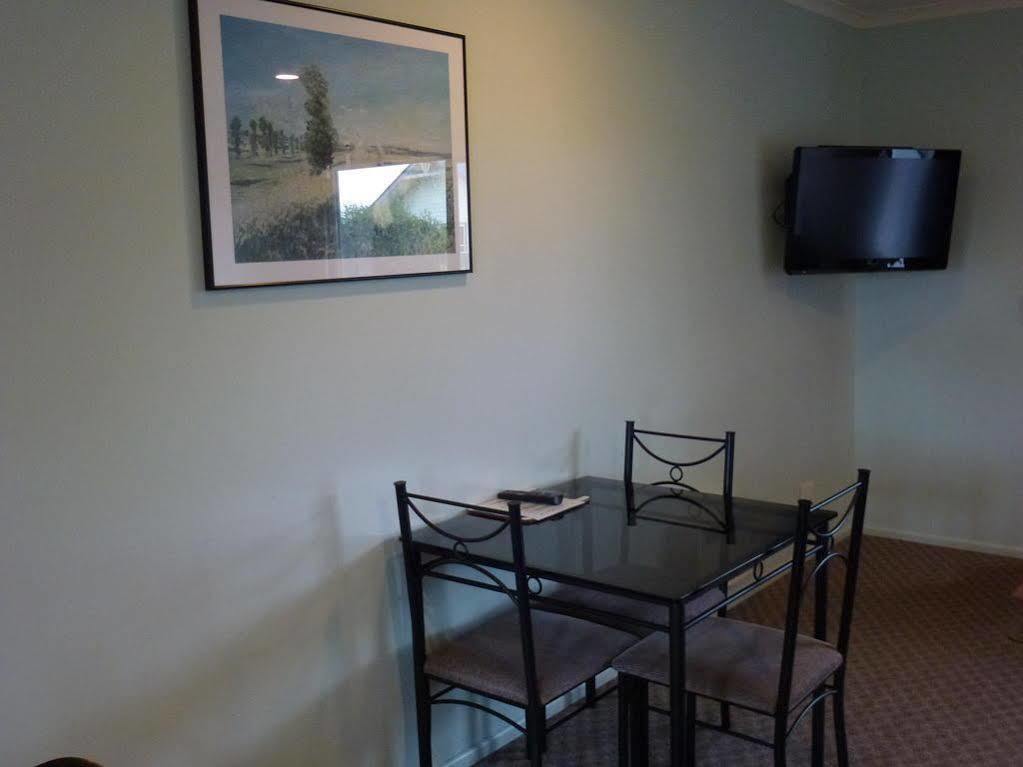 Tudor Lodge Motel Hawera Bagian luar foto