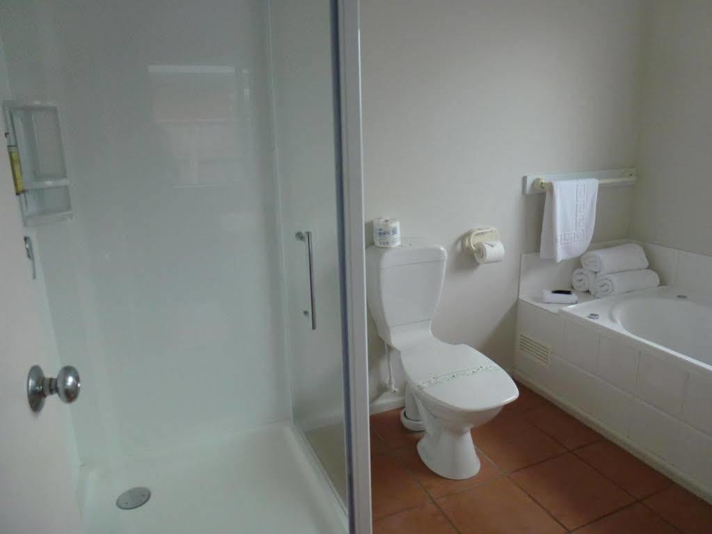 Tudor Lodge Motel Hawera Bagian luar foto