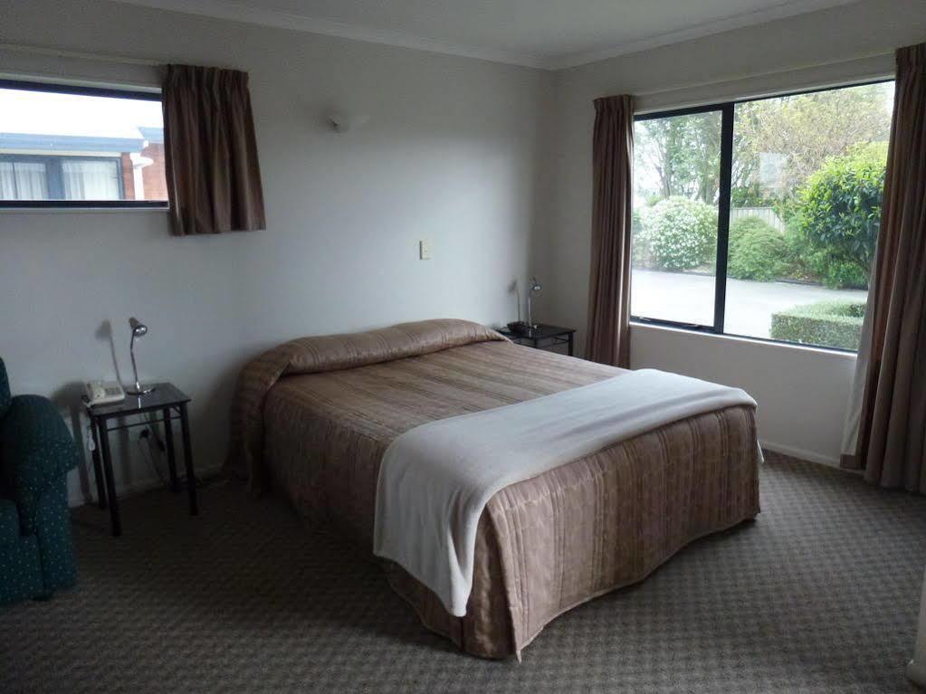 Tudor Lodge Motel Hawera Bagian luar foto