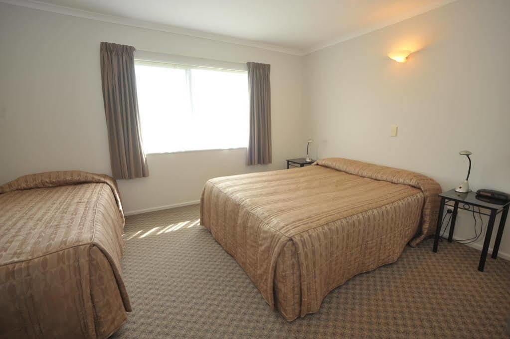 Tudor Lodge Motel Hawera Bagian luar foto