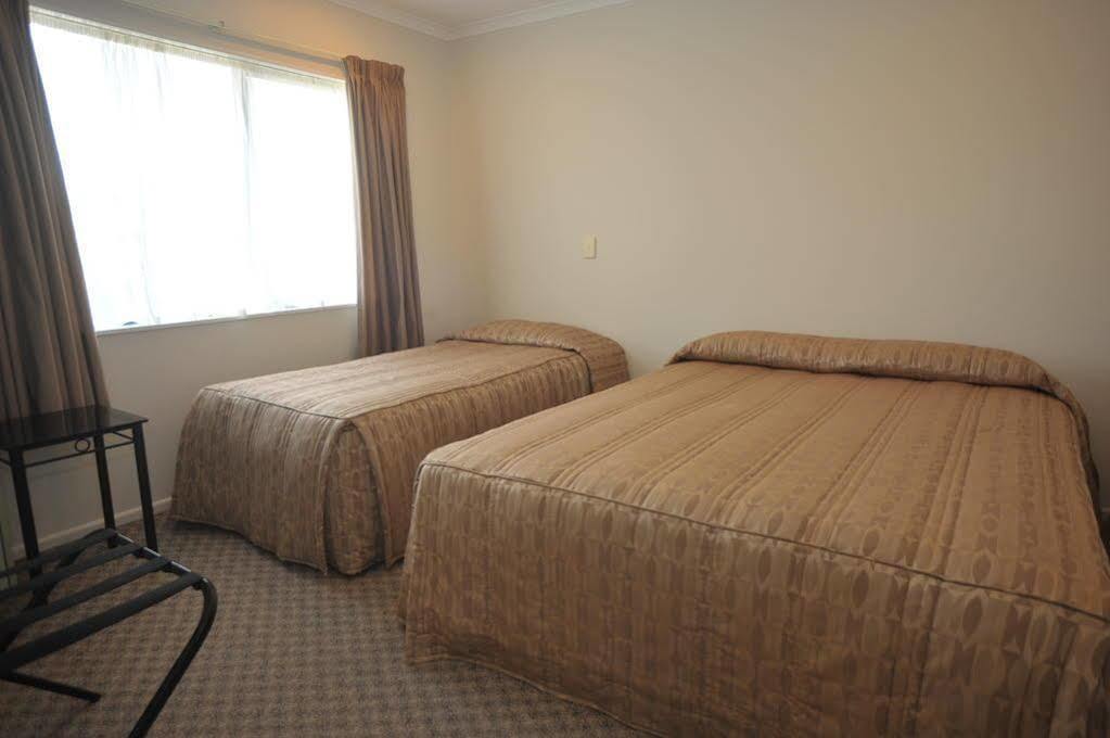 Tudor Lodge Motel Hawera Bagian luar foto