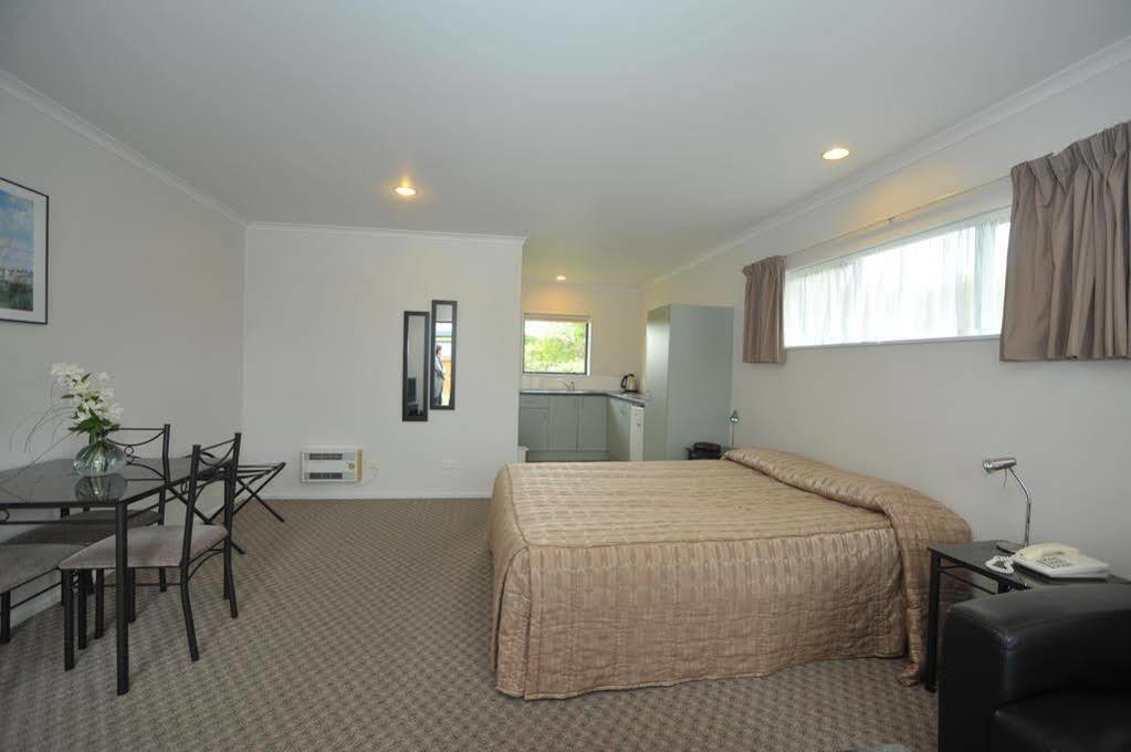Tudor Lodge Motel Hawera Bagian luar foto