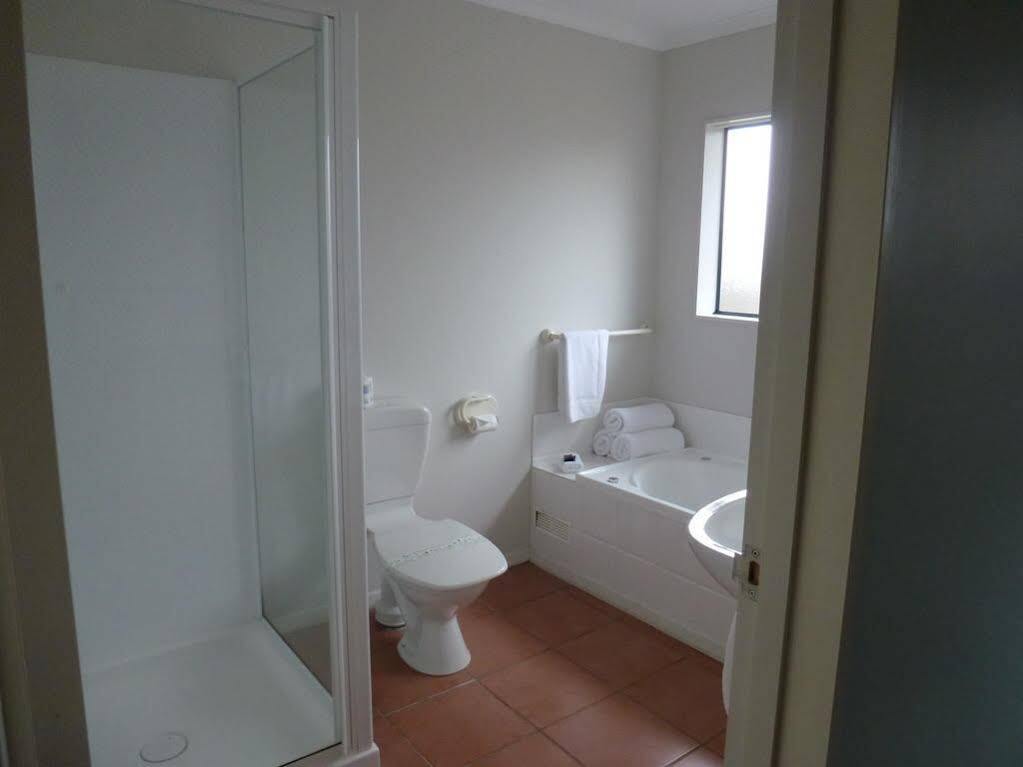 Tudor Lodge Motel Hawera Bagian luar foto